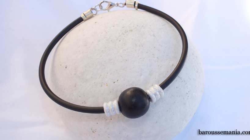 Bracelet fil souple noir perle noire et blanche